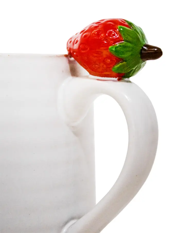 Taza de porcelana blanca con fresa de 12.8x9.6x11.6cm - Image 3