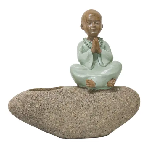Monje sobre piedra con candelabro de resina de 18×6.5×16.5cm