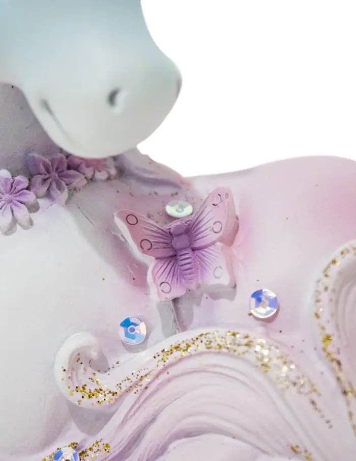 Unicornio de resina echado rosa de 15.5x8x14cm - Image 4