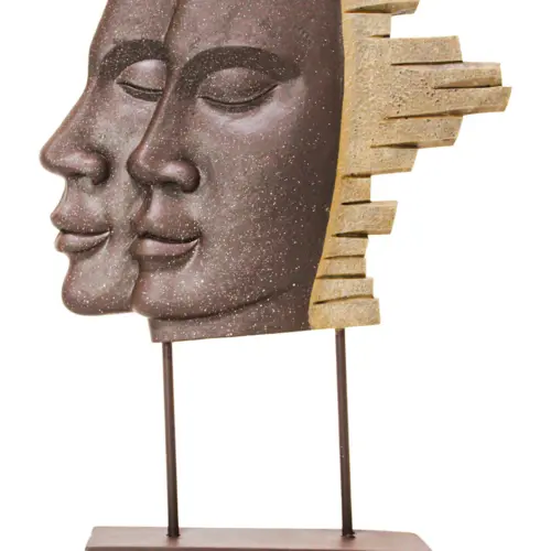 Escultura de rostro desprendiendose de resina