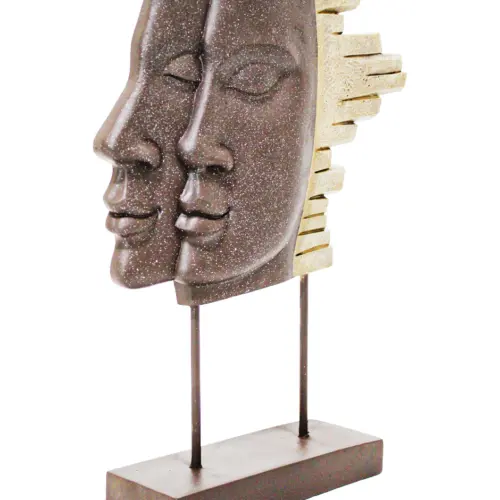 Escultura de rostro desprendiendose de resina