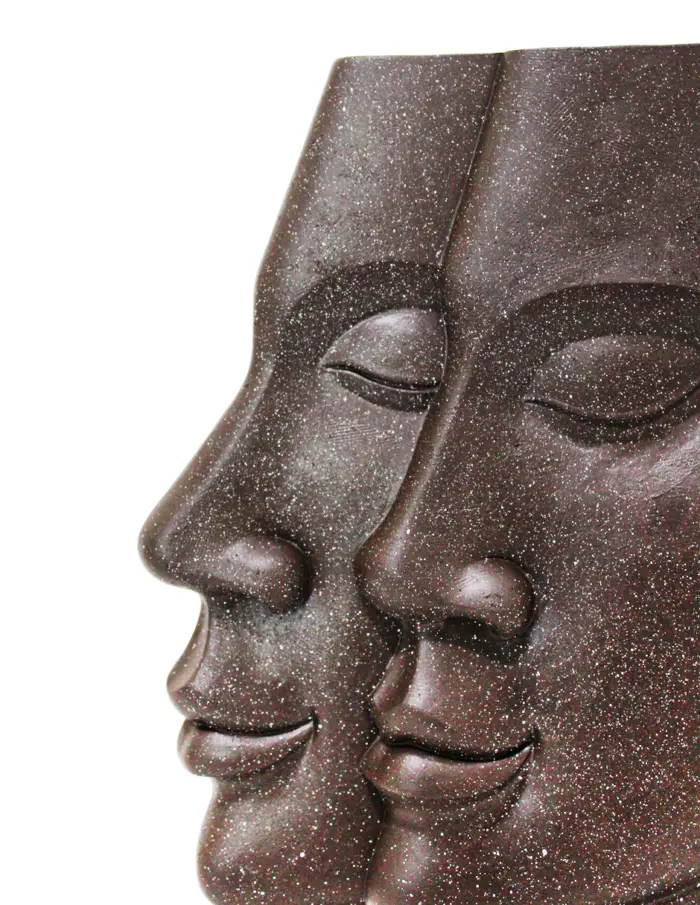 Escultura de rostro desprendiendose de resina - Image 4