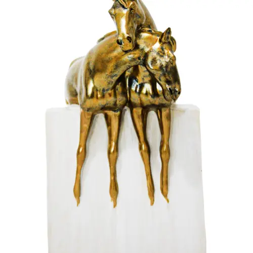 Escultura de caballos dorados de resina de 16x13x23cm