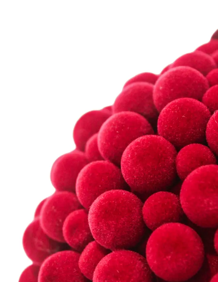 Bola con pompones vino - Image 2