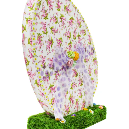 Huevo de pascua sobre base de pasto verde de 42x16x48cm
