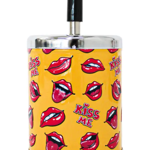 Cenicero de metal con diseño labios rojos con fondo amarillo de 9.4×15.8cm