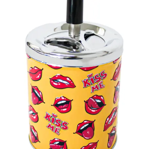 Cenicero de metal con diseño labios rojos con fondo amarillo de 9.4×15.8cm