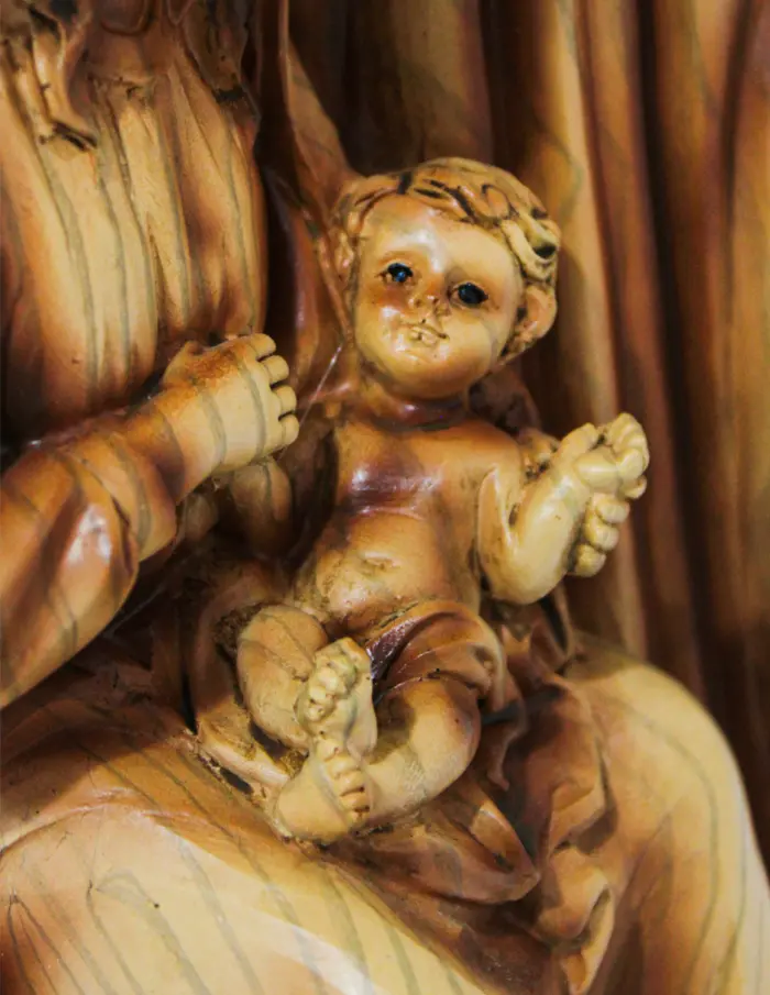 Sagrada familia de resina imitacion madera - Image 3