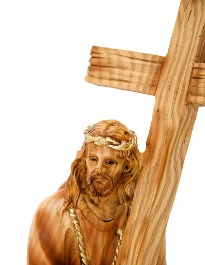 Jesus recargado en cruz de resina imitacion madera - Image 3