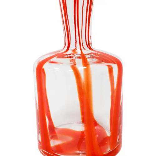 Florero de cristal transparente con cuello de botella con linea de color naranja de 10x10x17cm