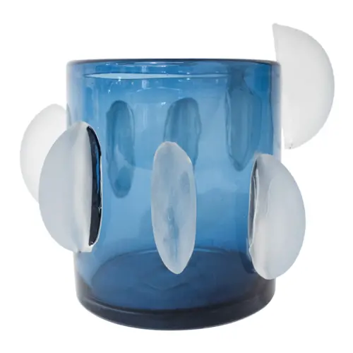 Florero de vidrio redondo azul con bordes vicelados de 25x25x24cm