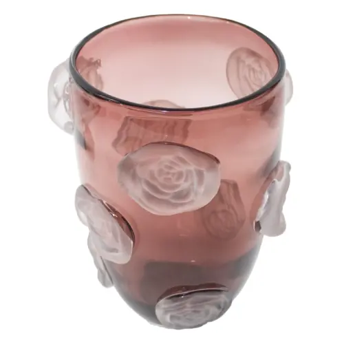 Florero de vidrio conico morado con rosas viceladas de 17.5×17.5×28.5cm