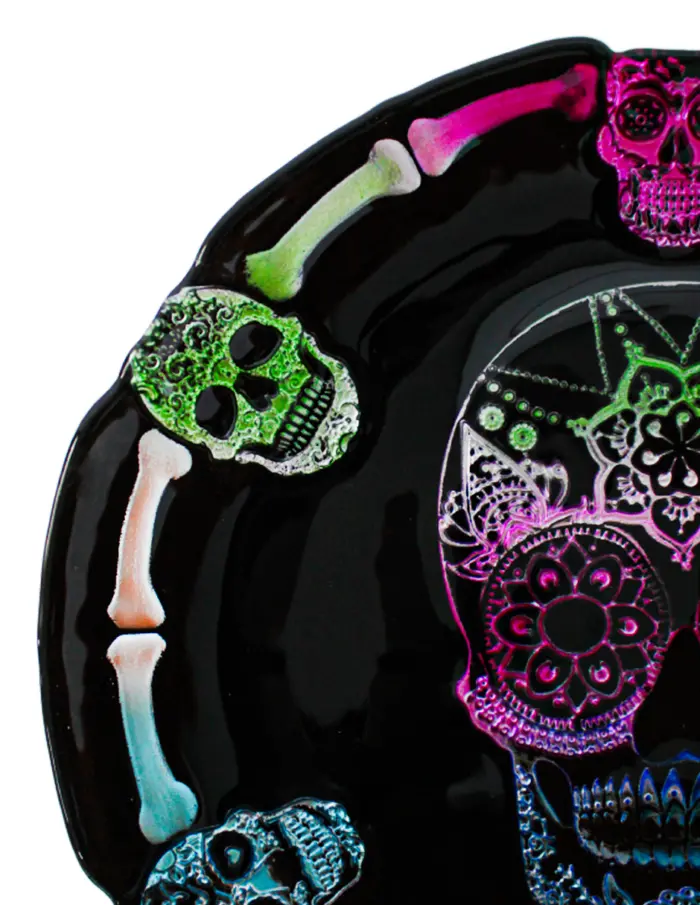 Plato de cristal negro con calaveras iridiscentes y orilla diseño huesos de 32cm - Image 3