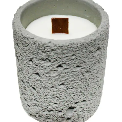 Vela con base de resina cilindrica gris de 8x8x9.5cm
