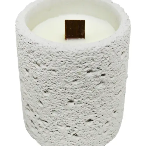 Vela con base de resina cilindrica crema de 8x8x9.5cm