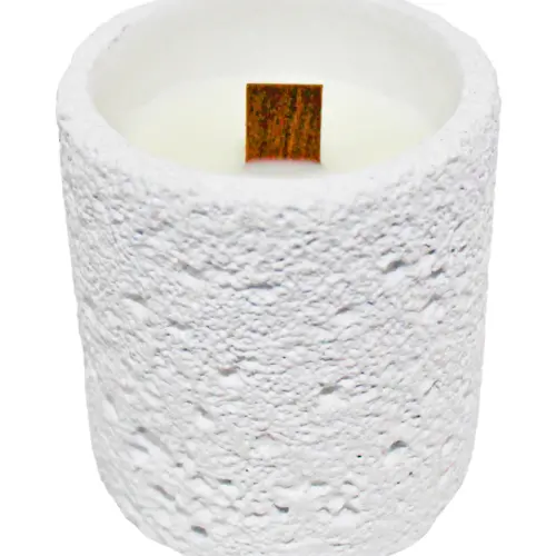 Vela con base de resina cilindrica blanca de 8x8x9.5cm