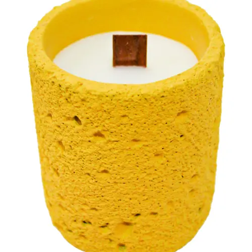 Vela con base de resinia cilindrica amarilla de 8x8x9.5cm