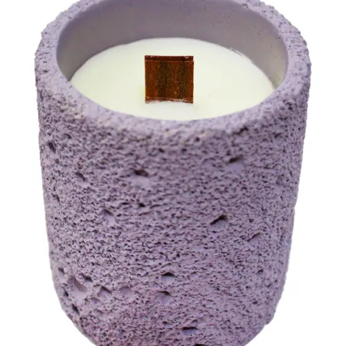 Vela con base de resina cilindrica morada de 8x8x9.5cm