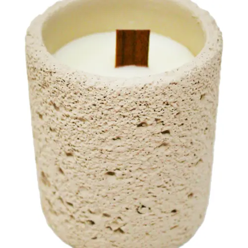 Vela con base de resina cilindrica beige de 8x8x9.5cm