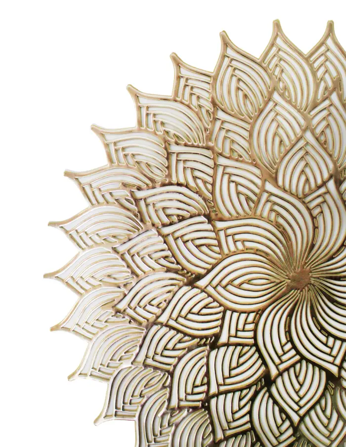 Mantel de plastico calado dorado diseño flor de 38x38x0.1cm - Image 3