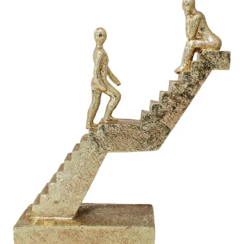 Pareja de poliresina en escaleras dorada de 19.5×6.5x22cm