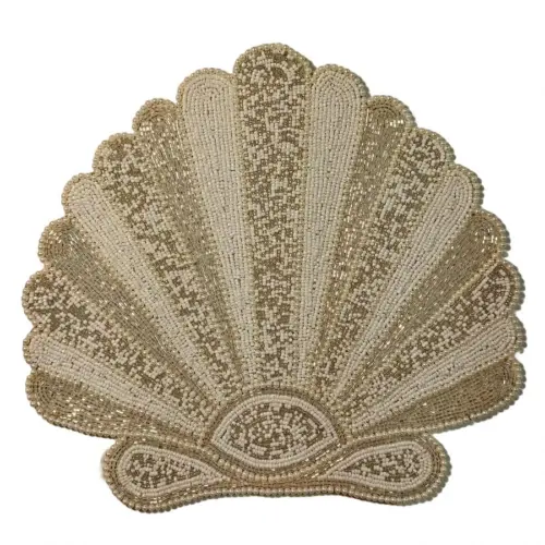 Mantel individual bordado con chaquiras diseño concha plateado de 35x35cm
