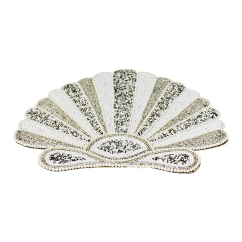 Mantel individual bordado con chaquiras diseño concha plateado de 35x35cm