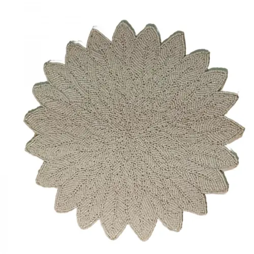 Mantel individual bordado con chaquiras diseño flor blanca de 35cm