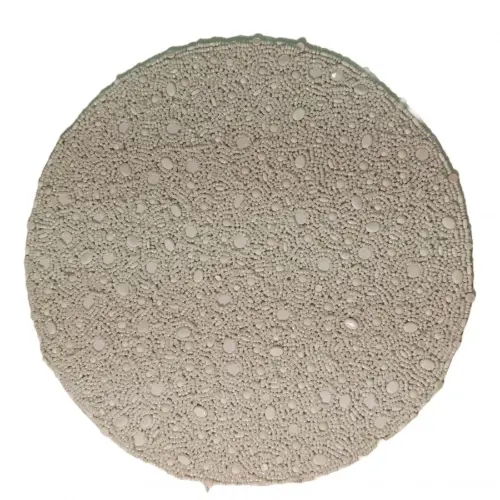 Mantel individual bordado de chaquiras y cuentas blancas de 35cm