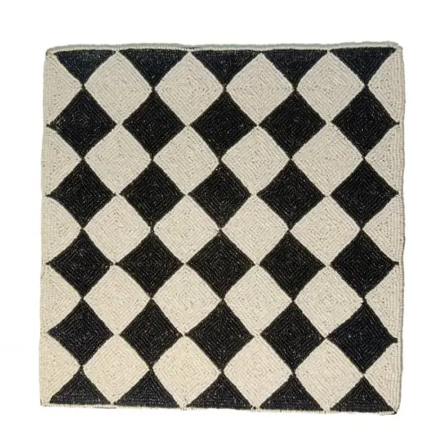 Mantel individual bordado de chaquiras diseño ajedrez de 35×35