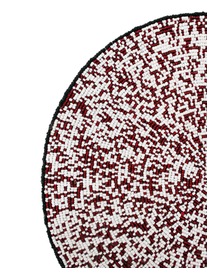 Mantel individual bordado de chaquiras rojo con blanco de 35cm - Image 3