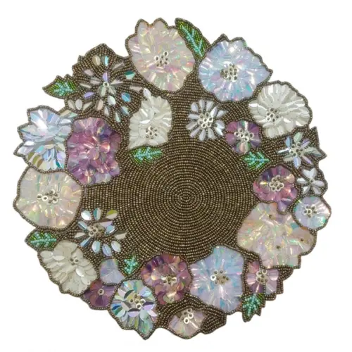 Mantel individual bordado de chaquiras diseño flores nacaradas de 35cm