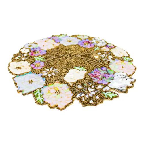 Mantel individual bordado de chaquiras diseño flores nacaradas de 35cm
