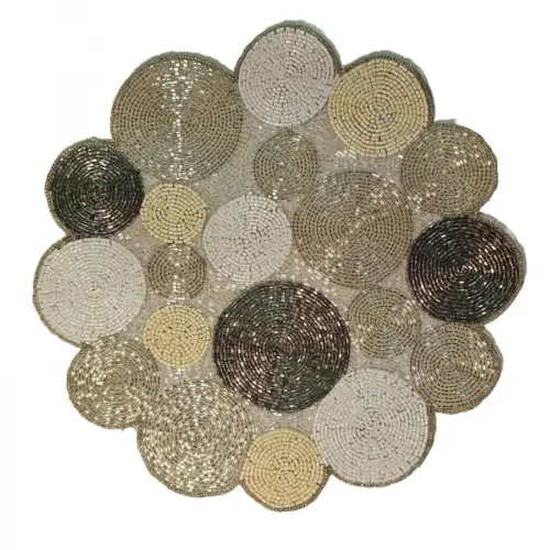 Mantel individual bordado de chaquiras diseño círculos plata y blanco de 35cm