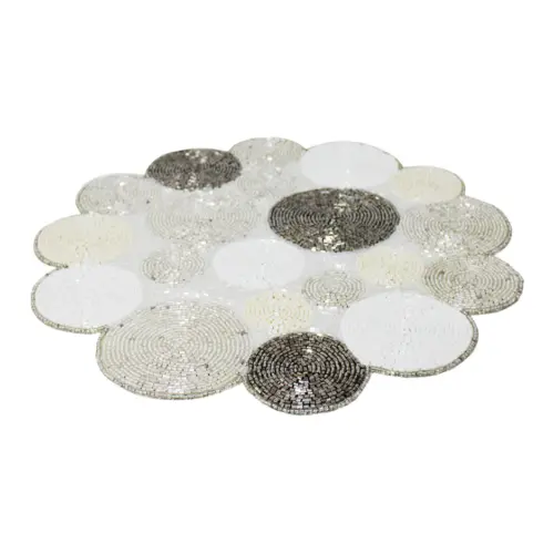Mantel individual bordado de chaquiras diseño círculos plata y blanco de 35cm