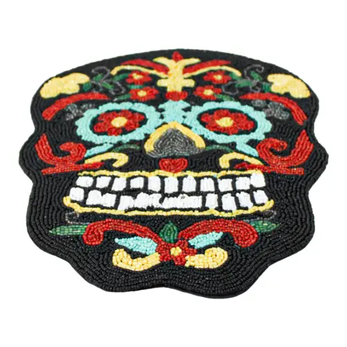 Mantel individual bordado de chaquiras diseño calavera negra con rojo de 35x25cm