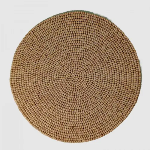 Mantel individual bordado con cuentas de madera natural de 35cm