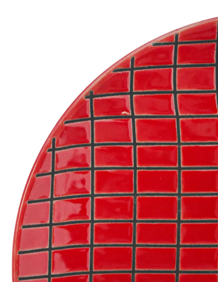 Plato de porcelana rojo diseño cuadros de 15.4x15.4x1.8cm - Image 3
