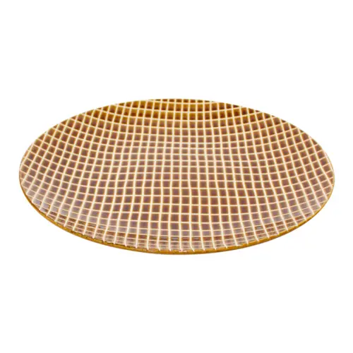 Plato de porcelana cafe con líneas amarillas de 26.8×26.8×2.9cm