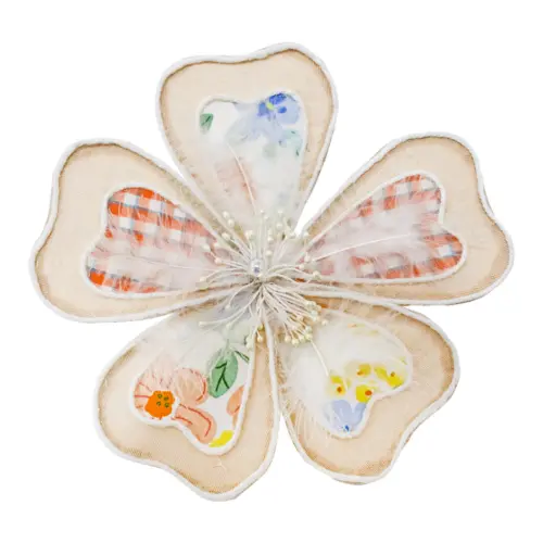 Flor de tela beige con clip de 18x18x5cm