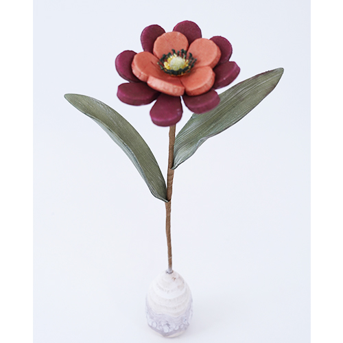 Flor de latex roja en base de madera de 10x10x35cm