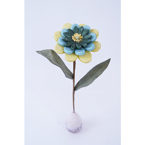 Flor de latex amarilla en base de madera de 12x12x35cm