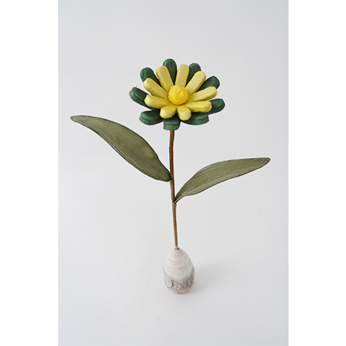 Flor de latex verde en base de madera de 12x12x35cm