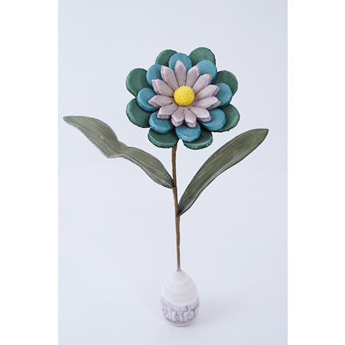 Flor de latex azul con verde en base de madera de 12x12x35cm