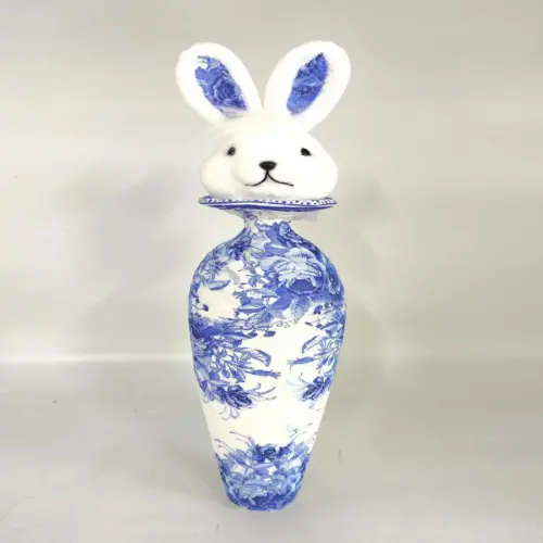 Florero con cabeza de conejo forrado de papel con flores azul con blanco de 9x9x41cm