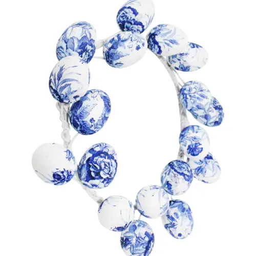 Corona de huevos forrada de papel con flores azul con blanco de 28x28x5cm