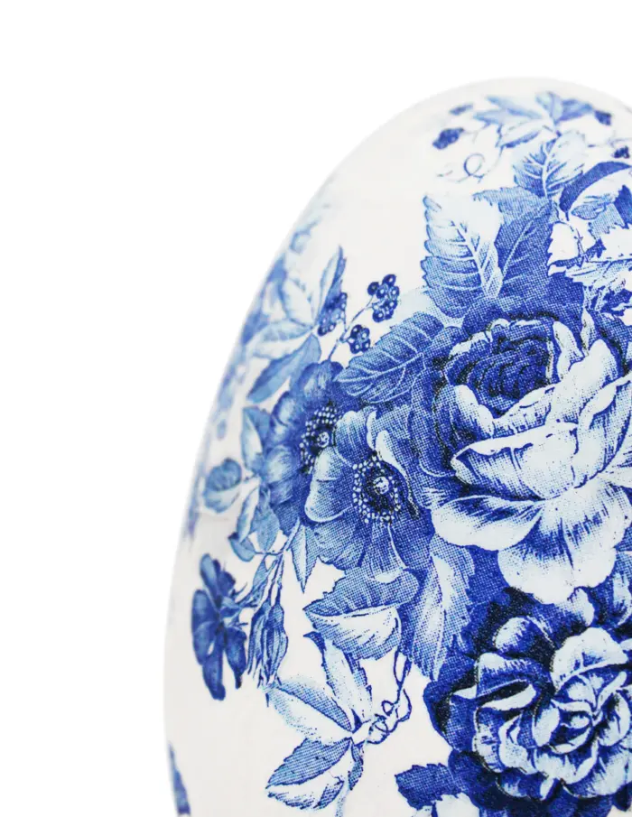 Huevo forrado de papel con flores azul con blanco de 34x34x49cm - Image 2