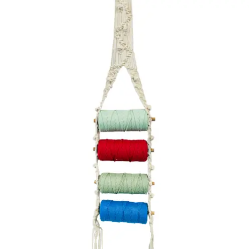 Colgante de macrame con 4 carretes de hilos de colores de 7x20x93cm