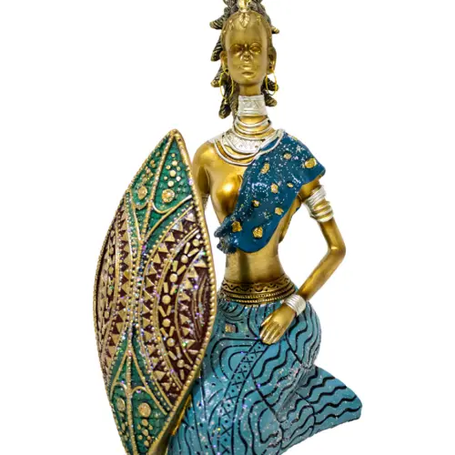 Africana de poliresina con escudo azul diamantado de 13.5x9x24.5cm
