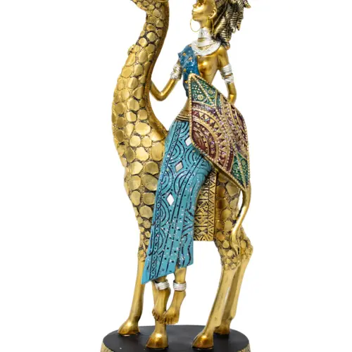 Africana de poliresina sobre jirafa dorada con vestido azul y lanza diamantada de 19x9x33.5cm